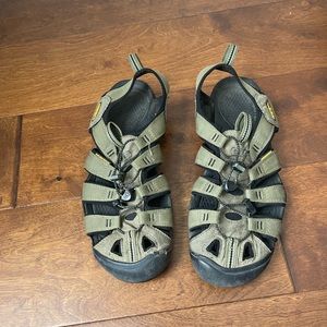 KEEN - Clearwater CNX Sandal - 10.5 Olive